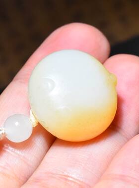 JJ032607新疆的猫8.6克含绳油膏料和田玉且末糖白猫饼挂坠