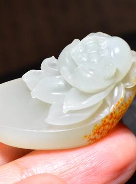 SBH377新疆的猫12.9克艳红皮高青白玉籽料海派精工荷花和田玉