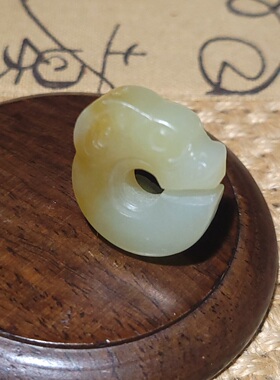 YQ030  8.9克，和田玉油性好的且末糖高青白玉猪龙雕件  新疆的猫