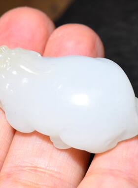 JJ030502新疆的猫17.56克特润油脂肉细色浓艳俄料糖白玉貔貅雕件