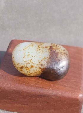 C030901新疆的猫14.9克经典褐油皮高品质灯泡料白玉玩籽和田玉