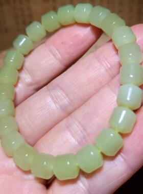 zg031201 新疆的猫22.4克，色调油亮且末黄口玉手链和田玉