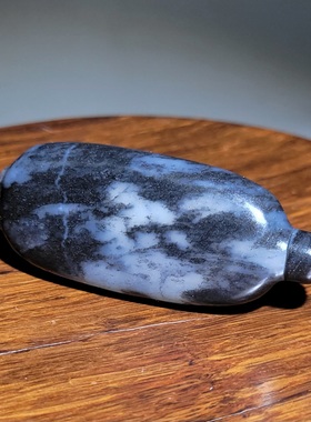 新疆的猫C123004 22.9克，墨白交织有美感的青花籽料鼻炎壶