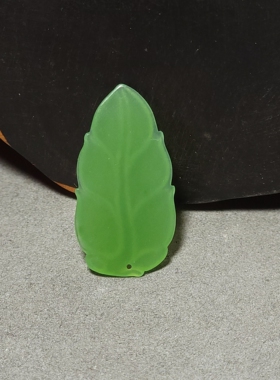 新疆的猫L122003 2.8克，肉质超细色泽舒适的老坑粉青碧玉叶子