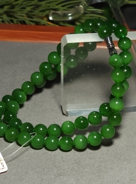 L012004 新疆的猫46.4克直径8mm底质冰透色泽鲜美辣绿色碧玉项链