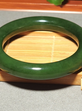 L122706 70.9克，内径58mm肉质细腻色调浓艳的老坑菠菜绿圆条手镯