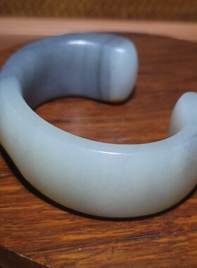 新疆的猫YQ082004 内径56mm，93克一面满皮青花籽苏工C形手镯