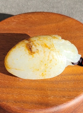 C011303新疆的猫26.8克老气秋梨皮带聚红皮的和田玉白玉龙龟挂件