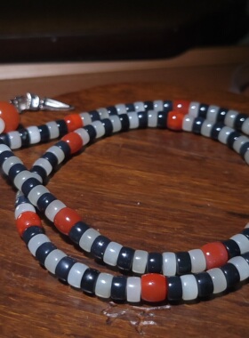 新疆的猫YQ100207 45.0克，6-4mm若羌白玉+青花药片多宝挂链