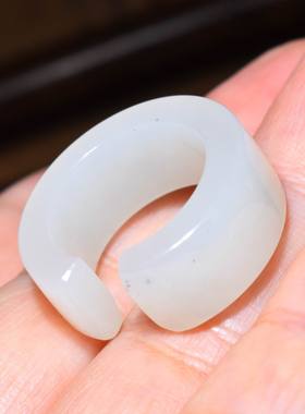 新疆的猫JJ010402  6.2克内径16mm玉质干净细腻且末脂白玉指环