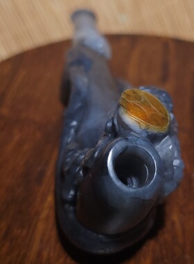 YQ031516  951克，整料设计雕琢红皮青花籽料烟嘴把件，新疆的猫