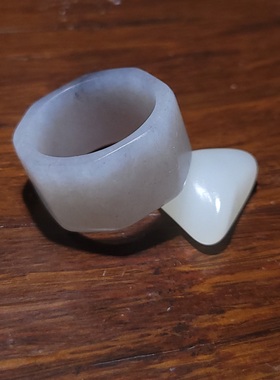 新疆的猫YQ092004 7.9克，20mm高脂高细白玉底青花籽料扳指臻品