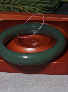 L012601 新疆的猫61.9克内径56.5mm飘蓝色调高脂粉的且末青玉手镯