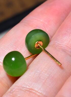 JJ0031203新疆的猫1.4克18k金阳绿色碧玉和田玉圆面耳钉