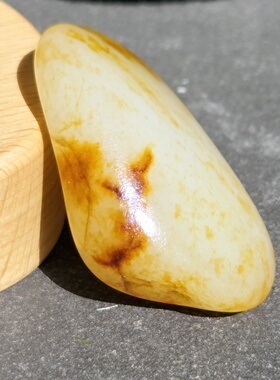 W033004新疆的猫25.18克满挂如画艳红皮亮色黄白肉天然挂件玩籽