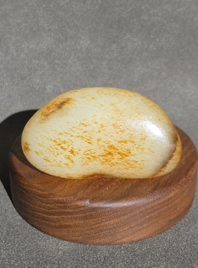 G011503新疆的猫51.0克通体薄腻艳红特细黄白好型玩籽和田玉