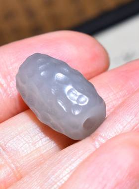 新疆的猫JJ122522  3.8克，肉质细腻烟紫色青海烟青老光珠子