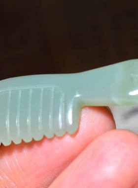 JJ010708新疆的猫3.9克碧玉粉青梳子“一梳百顺”挂件和田玉