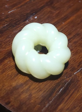 YQ011101  10.2克，和田玉且末米达料青白玉玉环   新疆的猫