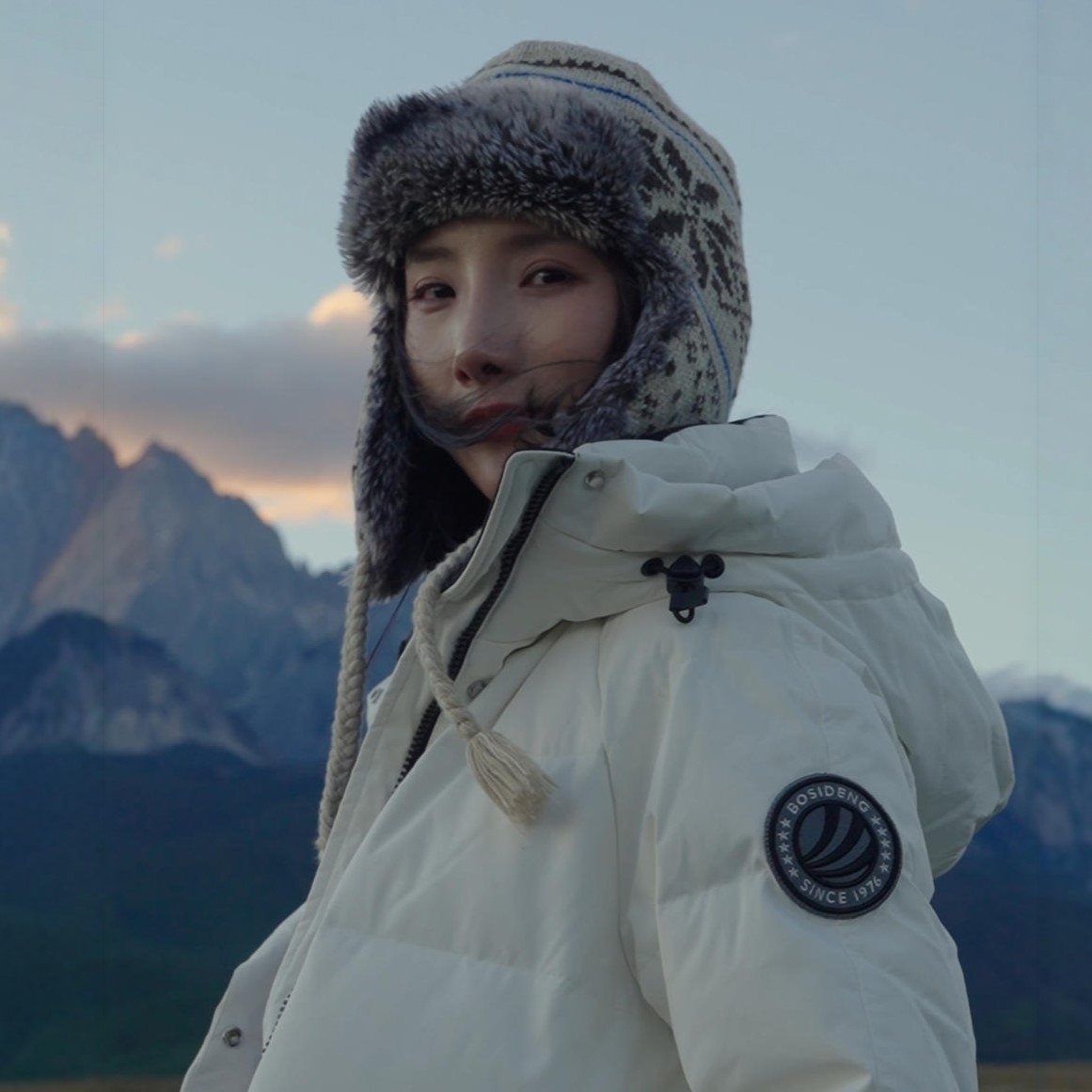 波司登冬季新品户外极寒修身百搭显瘦防风短款鹅绒女士加厚羽绒服