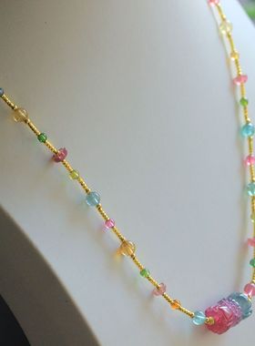 中间为蓝粉双色碧玺雕刻并蒂莲