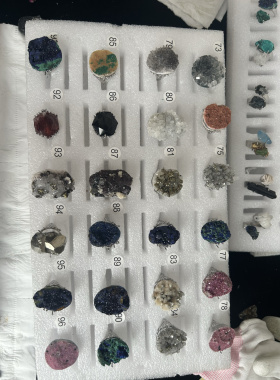 原石戒指每颗都是不同的矿物晶体适合收藏或佩戴