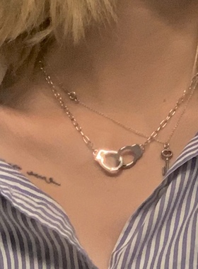 金建成Build同款双手铐项链