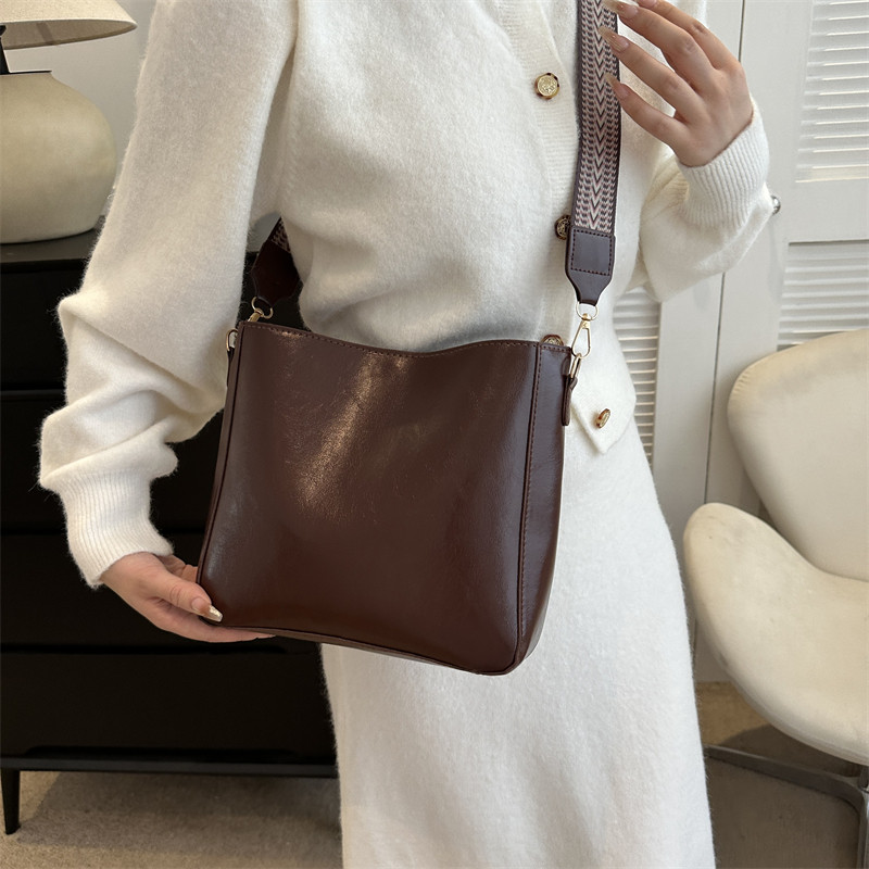 复古通勤质感宽肩带单肩斜挎包2023秋冬季新款百搭大容量托特包女,淘宝优惠券,粉丝福利购,淘宝优惠卷