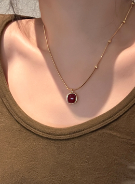 红色方形吊坠项链