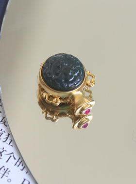 镂空雕花玛瑙碧玉香囊吊坠嘎乌盒