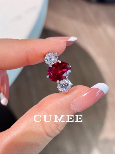 CUMEE 经典小克拉三石款 通勤穿搭培育合成红宝石戒指.银镀金 - 图1
