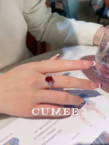 CUMEE 经典小克拉三石款 通勤穿搭培育合成红宝石戒指.银镀金 - 图2
