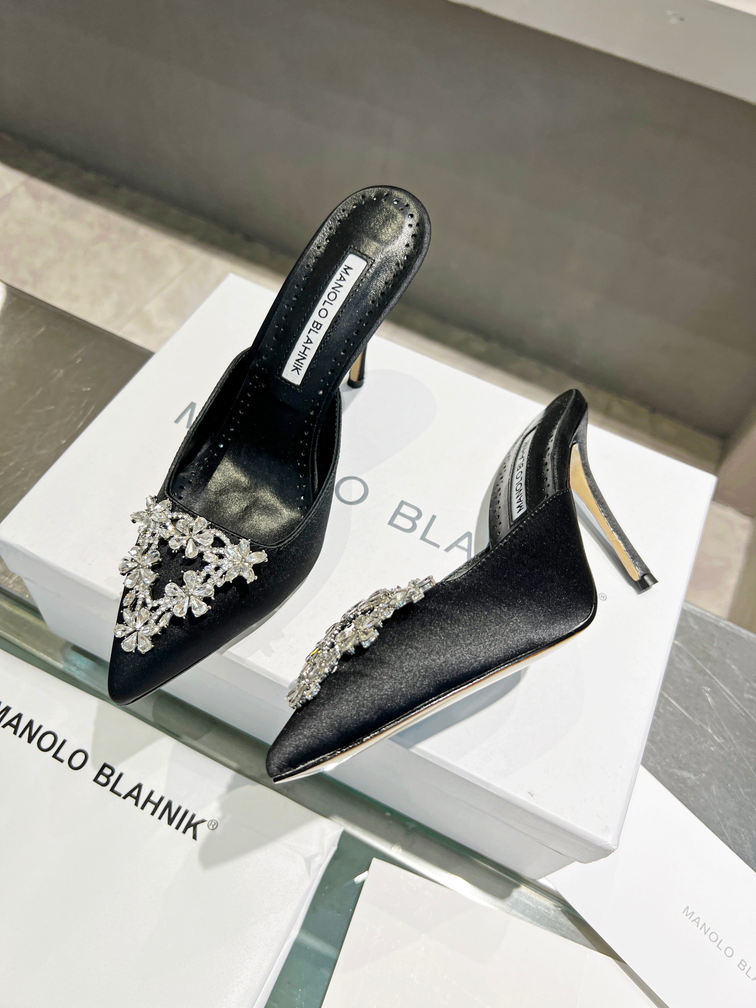 代购Manolo Blahnik/MB女鞋 一脚蹬休闲镶钻真丝细跟包头平底凉鞋 - 图2