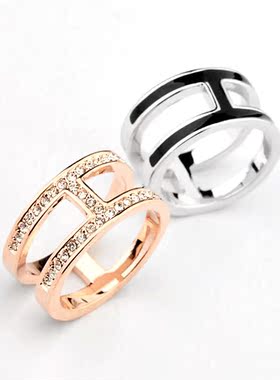 丽晶镶钻镂空宽版双面字母戒指