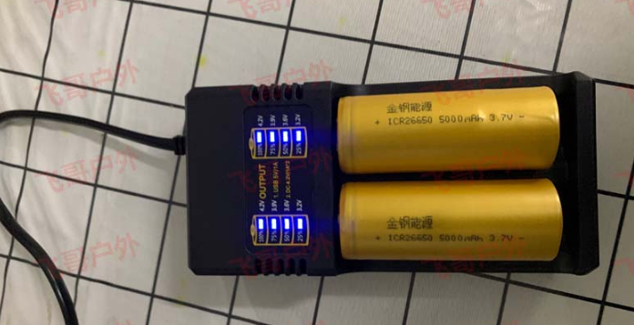 3.7v-4.2V充电器锂电池双槽强光手电18650 26650 - 图0