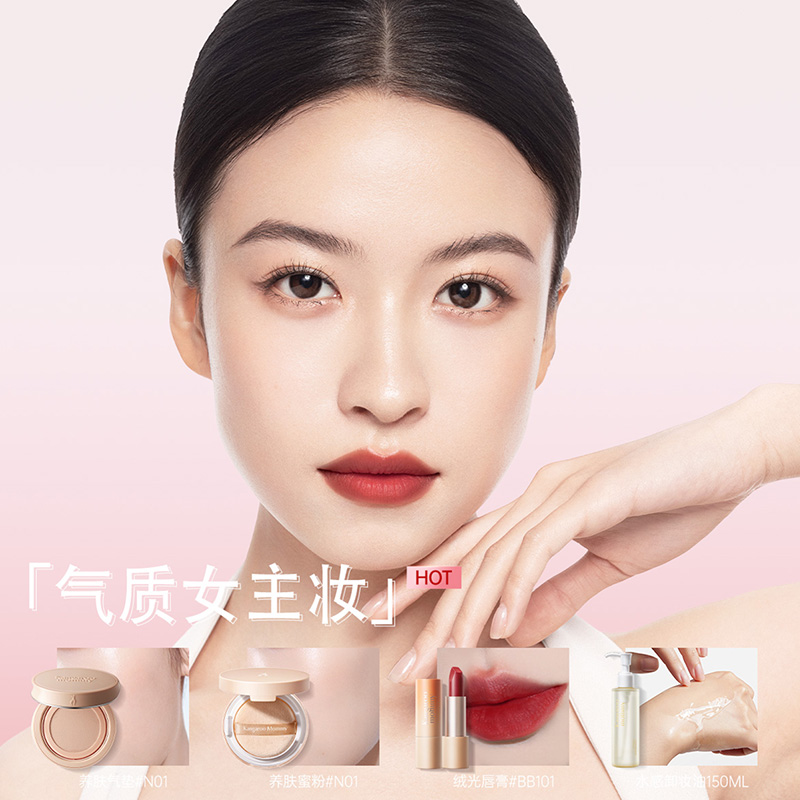 Kangaroo Mom makeup set for beginners with light makeup