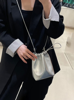 银色福袋水桶包包斜挎小包手机包