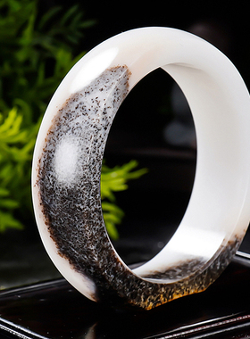 和田玉手镯66.72克 内径：52mm