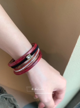 酒红多层皮绳磁吸手环女镶钻辣妹显白手镯小众个性手饰品秋冬新款