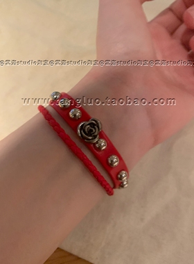 显白的红色软皮革手环女玫瑰花铆钉手链甜酷风欧美ins感小众手饰