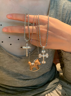 个性冷淡风十字架木马项链女简约高级毛衣链秋冬百搭锁骨链2026潮