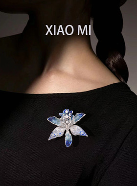 筱米轻奢锆石女鸢尾花胸针