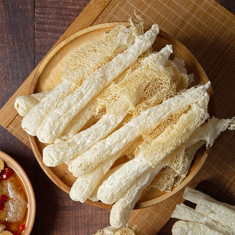 Organic dried bamboo fungus, sulfur-free smoked chicken and mushroom stewed in soup