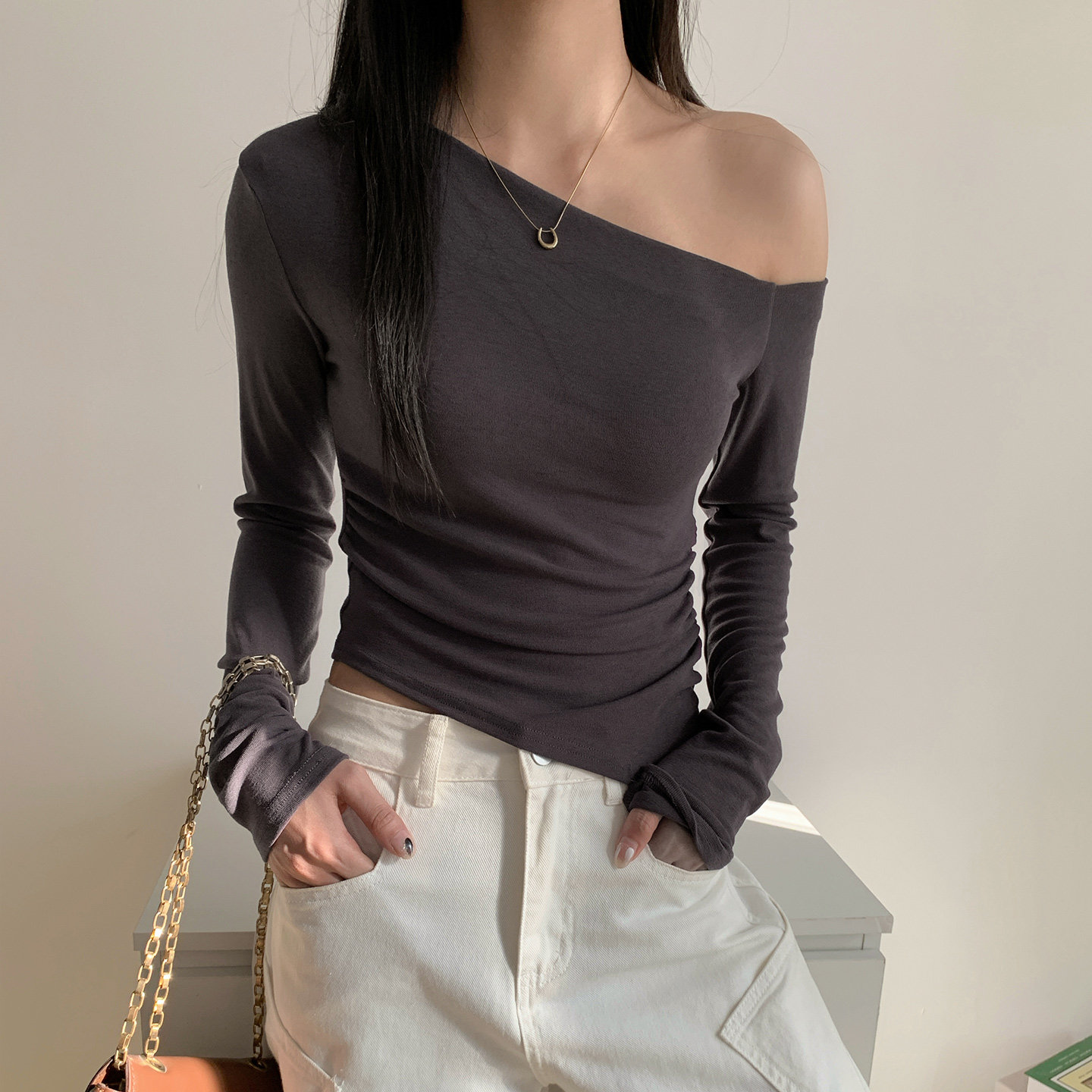 设计感小众斜领露肩长袖T恤女秋冬修身内搭性感不规则打底衫上衣,淘宝优惠券,粉丝福利购,淘宝优惠卷