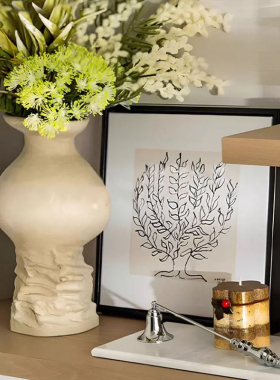 样板间房间床边书桌装饰摆件