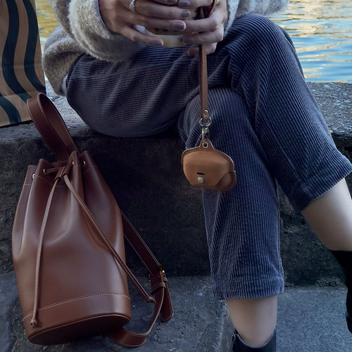 Небольшая дизайнерская кожаная сумка на одно плечо, из натуральной кожи, на шнурках