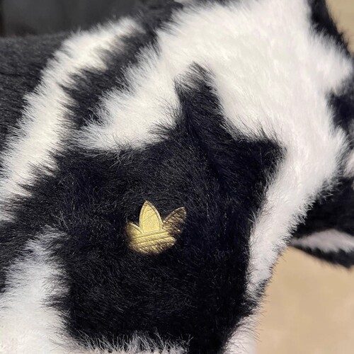 阿迪达斯 三叶草 女款秋季运动休闲时尚百搭毛绒套头线衫 IB8613 - 图2