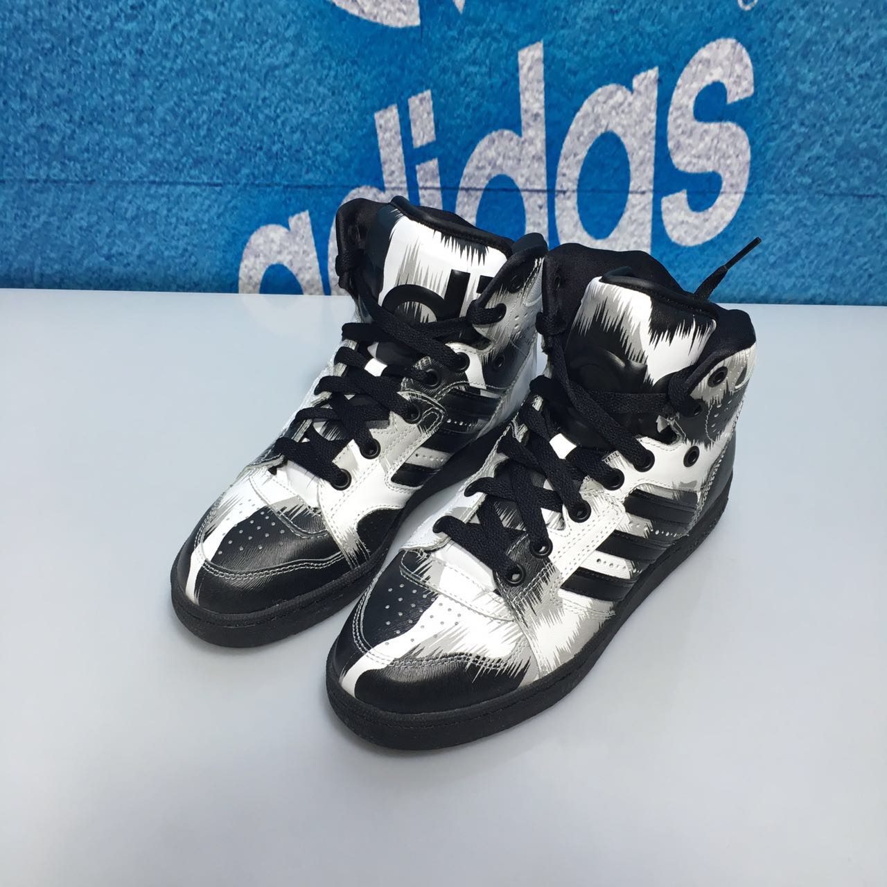 adidas三叶草 Jeremy Scott大鞋舌男女情侣款限量休闲板鞋S77806-图1