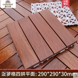 На открытом балконе пол -на пол -полы, держащий деревянный полы.