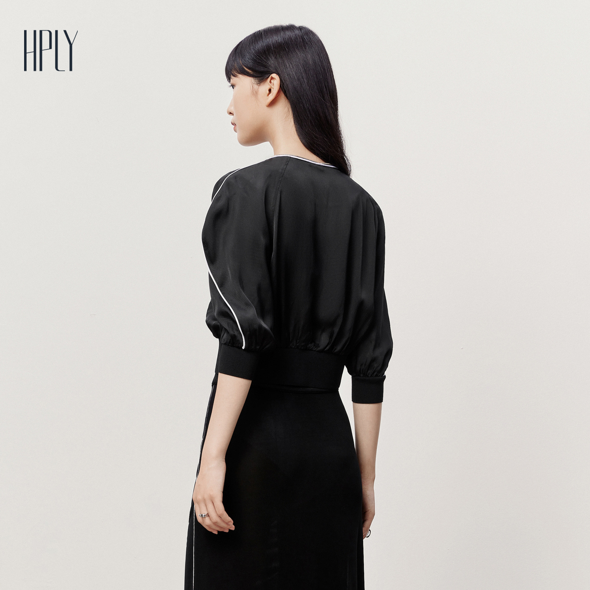 HPLY荷比俪2023夏季新款女条纹V领拉链罗纹收腰外套HYD25520317-1 - 图2